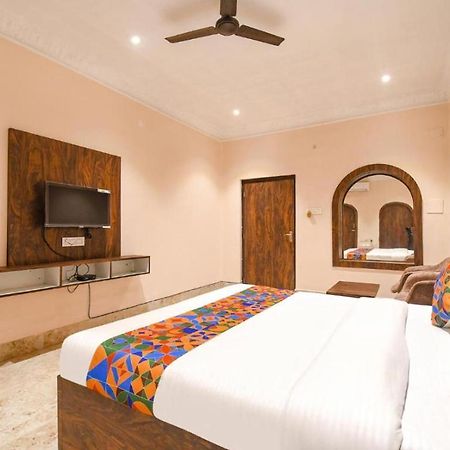 Hotel Whitehouse Ac Family Room Агра Екстериор снимка