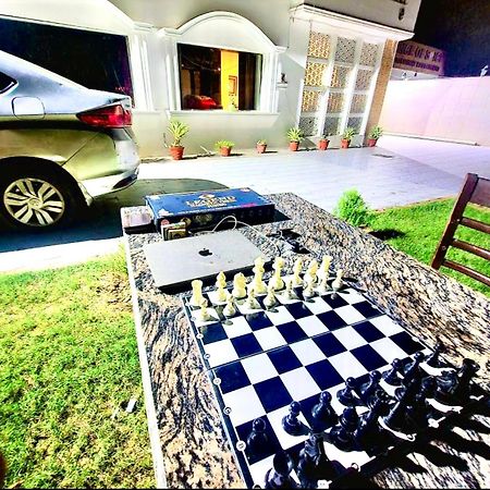 Hotel Whitehouse Ac Family Room Агра Екстериор снимка