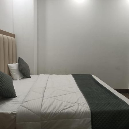 Hotel Whitehouse Ac Family Room Агра Екстериор снимка