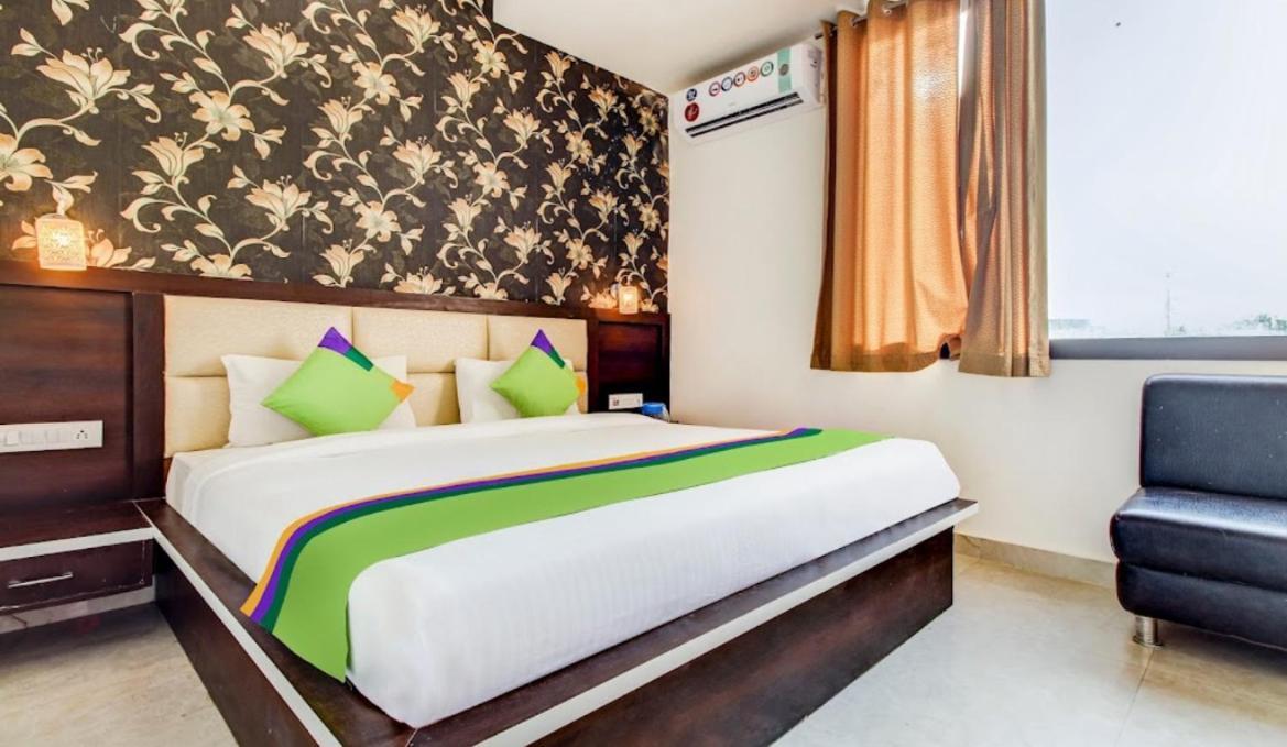 Hotel Whitehouse Ac Family Room Агра Екстериор снимка
