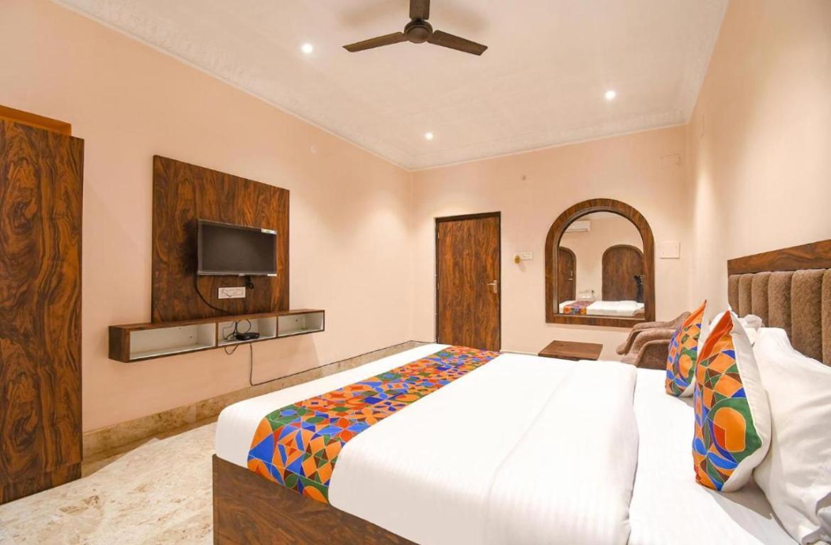 Hotel Whitehouse Ac Family Room Агра Екстериор снимка