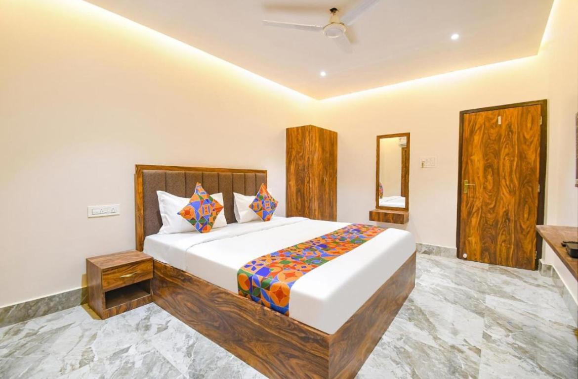 Hotel Whitehouse Ac Family Room Агра Екстериор снимка
