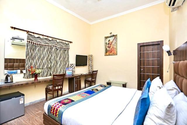 Hotel Whitehouse Ac Family Room Агра Екстериор снимка