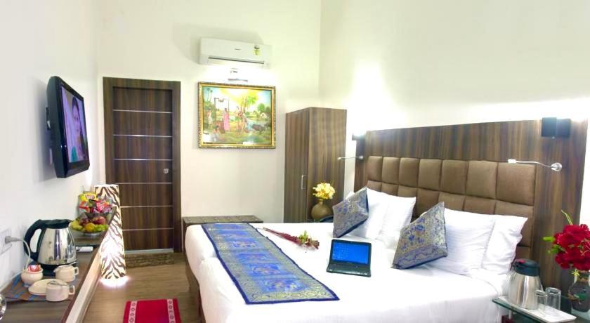 Hotel Whitehouse Ac Family Room Агра Екстериор снимка