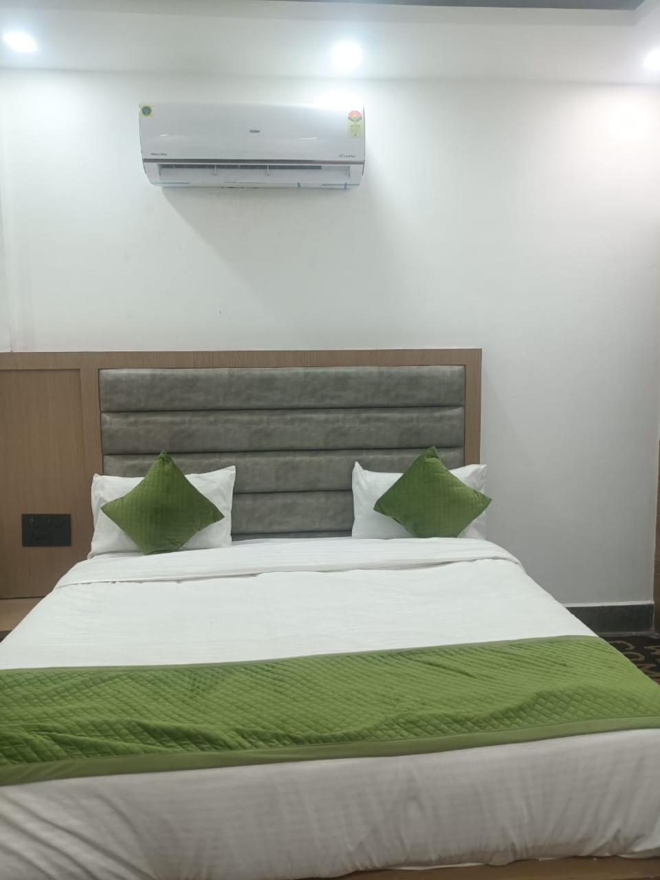 Hotel Whitehouse Ac Family Room Агра Екстериор снимка