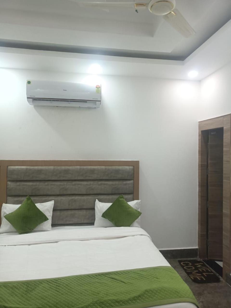 Hotel Whitehouse Ac Family Room Агра Екстериор снимка
