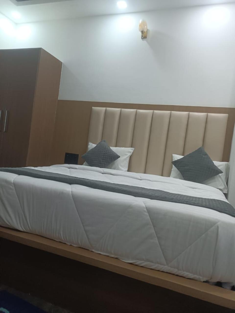 Hotel Whitehouse Ac Family Room Агра Екстериор снимка