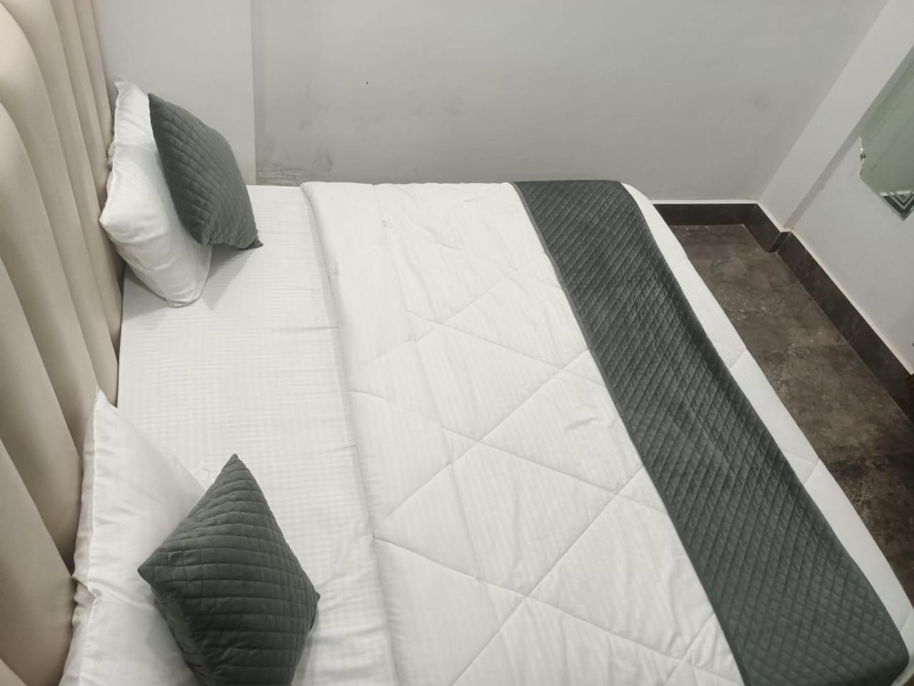 Hotel Whitehouse Ac Family Room Агра Екстериор снимка