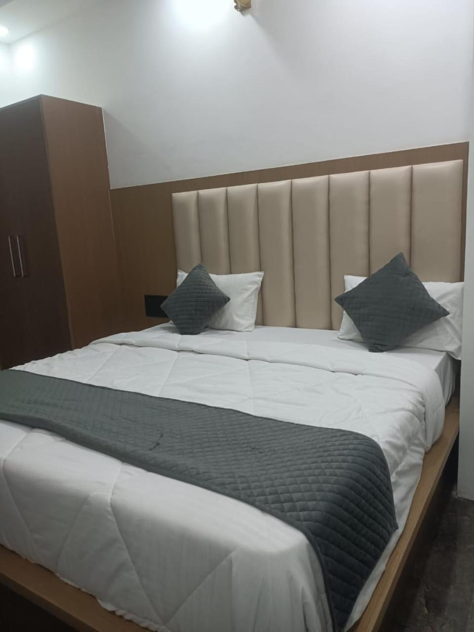 Hotel Whitehouse Ac Family Room Агра Екстериор снимка