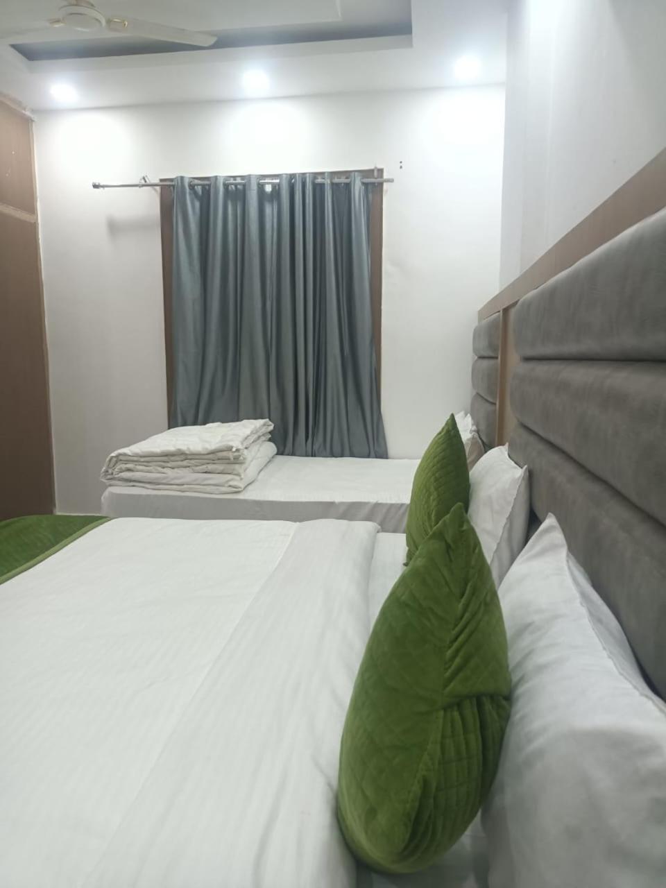 Hotel Whitehouse Ac Family Room Агра Екстериор снимка