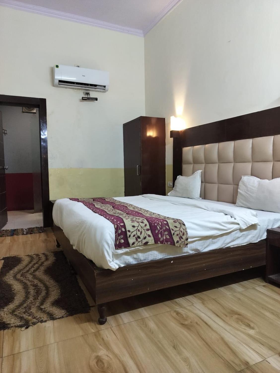 Hotel Whitehouse Ac Family Room Агра Екстериор снимка